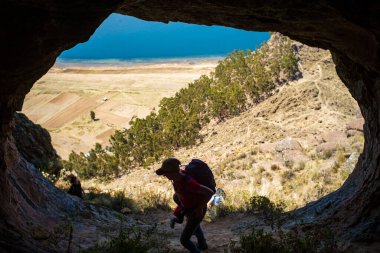 Quillima, La Paz / Bolivya - 8 Ekim 2017: Kafkas Mutlu Genç Turistler Isla del Dragon Dromido 'daki bir mağaraya tırmandı (Uyuyan Ejder Adası)