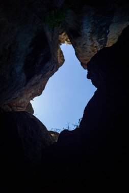 Isla del Dragon Dormido (Uyuyan Ejder Adası) Mağarası, La Paz / Bolivya 'daki Titicaca Gölü yakınlarındaki Açık Mavi Gökyüzünü gözler önüne seriyor.