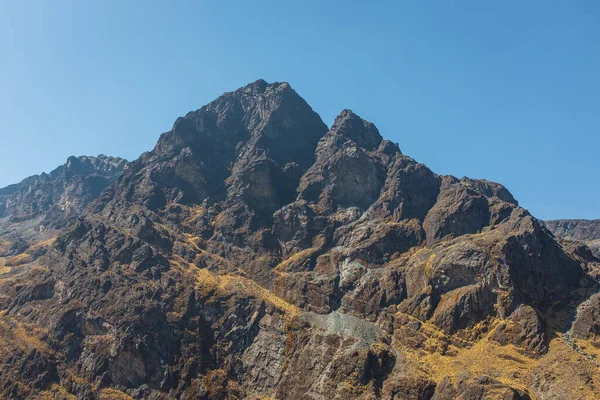 Montagna Rocce Con Erba Gialla Nella Giornata Limpida Choro Road — Foto Stock