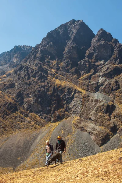 Choro Paz Bolivia 2016 Two Brown Men Hats Mountain Yellow — 스톡 사진