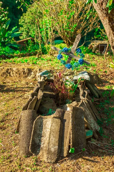 Таємна Гробниця Хрестом Каменями Цементними Плитами Оточує Зеленому Пагорбі — стокове фото