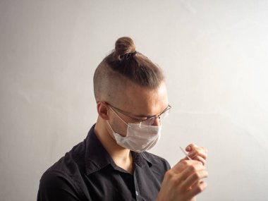 Siyah gömlekli beyaz erkek Covid-19, yakalanmış, grip, virüs, virüs kapmış ve tırnaklarını Coronavirus Karantinasına koymuş.