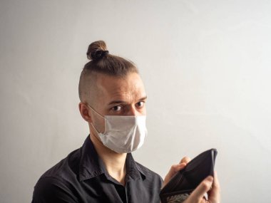 Siyah tişörtlü, beyaz saçlı genç adam Covid-19, Cought, Grip, Virüs, Virüs, Viral Koruma ve Boş Deri Cüzdan Taşıyor