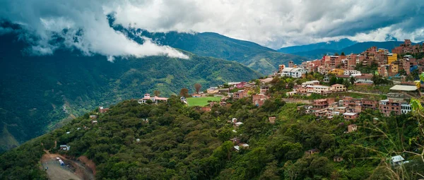 Yeşil Tepelerde Tuğla Evler ve Coroico 'da Bulutlu Gün, La Paz / Bolivya' da Futbol Sahası
