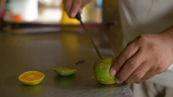 Personne Coupant Une Orange Juteuse Avec Couteau Tranchant — Video