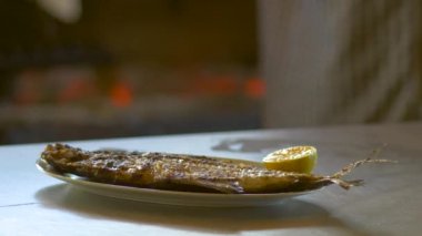 Bir tabak Pacu Balığı (Serrasalmus), yediğinizde size daha fazla lezzet vermesi için limonunuzla birlikte servis edilir..