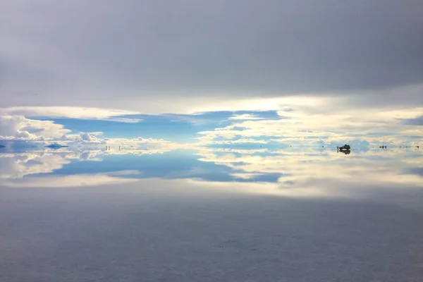 Bilar Parkerade Med Människor Går Mitten Översvämmade Uyuni Salt Flats — Stockfoto