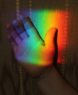 Gökkuşağı çocuk bir yandan