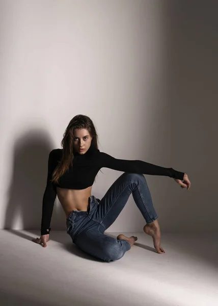 Modelo Mulher Moda Quente Moda Jeans Roupa Interior Posando Fundo — Fotografia de Stock
