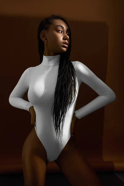 Model Fashion African Berpose Studio Gelap Dengan Pakaian Dalam Kecantikan — Stok Foto