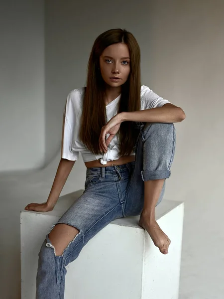 Mulher Elegante Camisa Jeans Posando Estúdio Cubo Fundo Branco Sedutor — Fotografia de Stock