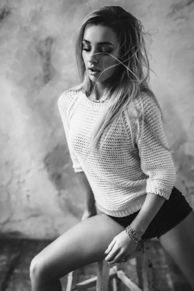 Γοητευτικό Μοντέλο Ίσια Όμορφα Μαλλιά Σέξι Πουλόβερ Και Εσώρουχα Που — Φωτογραφία Αρχείου