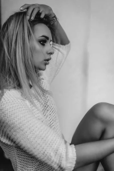 Wanita Cantik Seksi Memakai Sweater Kamar Gadis Mode Cantik Berpose — Stok Foto