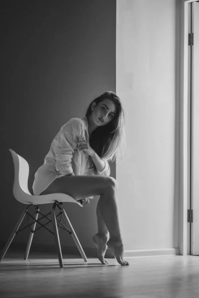漂亮的女孩穿着漂亮的白衬衫 内裤躺在房间的椅子上 性感的现代女模特肖像画 — 图库照片