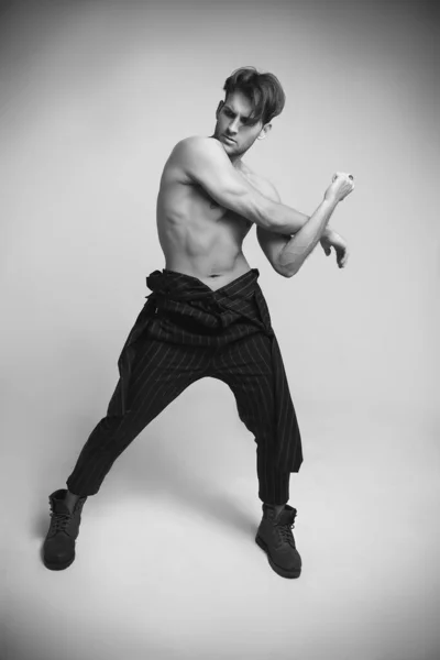 Élégant Homme Modèle Portrait Mode Salopette Dansant Sur Fond Blanc — Photo