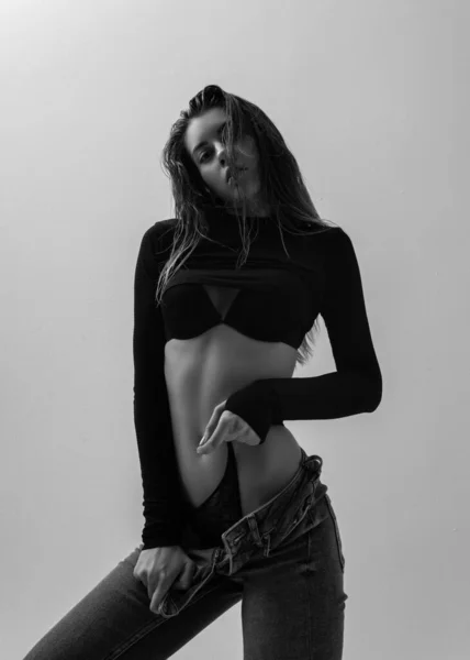 Genç ve şık kız modelinin zarif, seksi portresi. Beyaz arka planda esmer saçlı moda kadını.