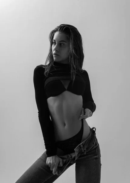 Atractiva Modelo Joven Linda Con Pelo Morena Posando Sexy Sobre —  Fotos de Stock