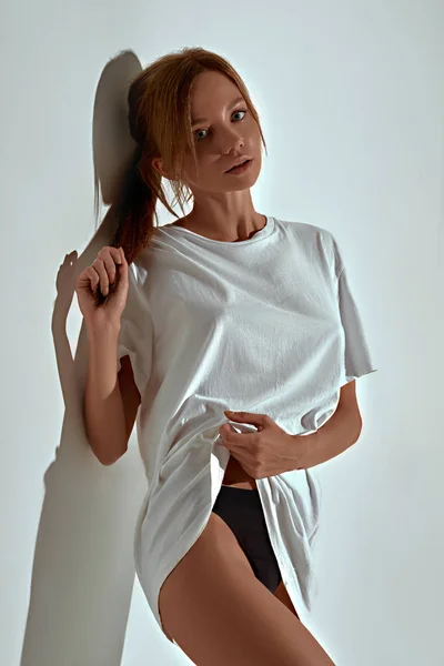 Attraktiv Kvinna Modell Bär Underkläder Och Shirt Poserar Vit Studio — Stockfoto
