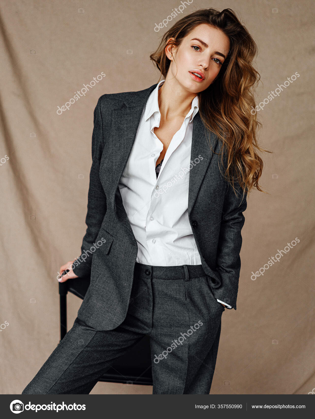 女性　スーツ　ポートレート 