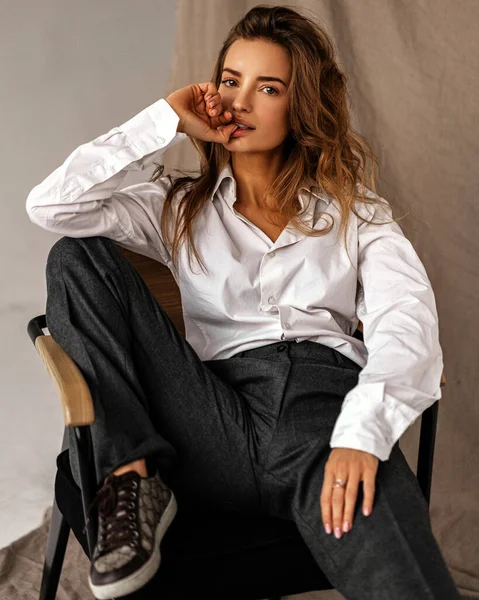 Model Fashion Duduk Kursi Trauser Klasik Dan Kemeja Putih Potret — Stok Foto