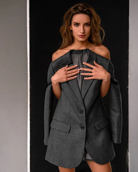 Moda kadını klasik portresi siyah beyaz arka planda. Model stüdyosu
