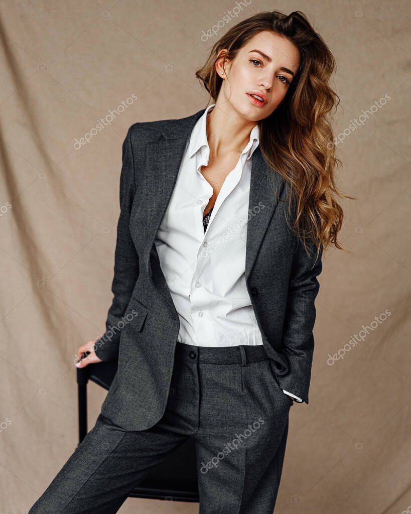 Retrato Mujer Moda Traje Clasico Camisa Blanca Posando Cerca Silla Foto de stock maestro15 357550990