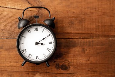 Saat ahşap arka plan. Alarm çalıyor. Acele et! Acele et. Zaman doldu. Biraz zaman.