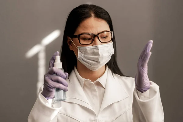Topeng Pelindung Dokter Asia Dengan Semprotan Antiseptik Berinfeksi Berbahaya Perlindungan — Stok Foto