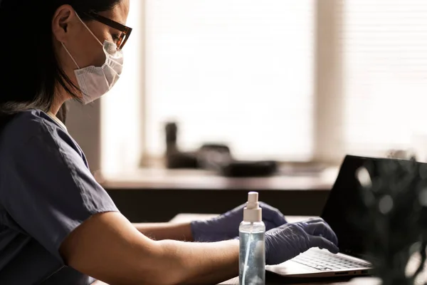 Ázsiai Orvos Laptop Orvosi Fogalom Bakteriális Veszély Védőmaszk Fertőzés Egészségügyi — Stock Fotó