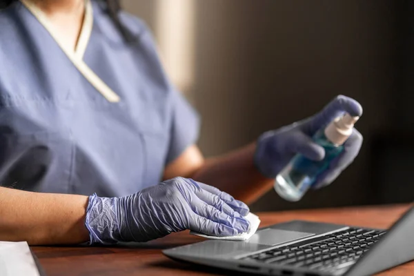 Dokter Membersihkan Laptop Antiseptik Bakteri Berbahaya Topeng Pelindung Infeksi Konsep — Stok Foto