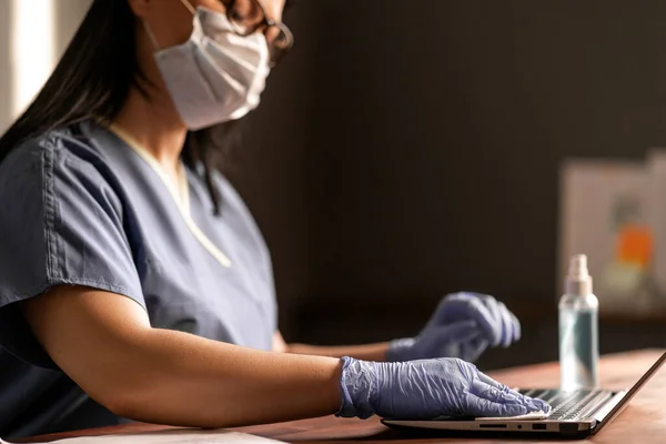 Dokter Asia Membersihkan Laptop Antiseptik Bakteri Berbahaya Topeng Pelindung Infeksi — Stok Foto