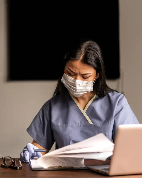 Азійська Жінка Пише Документи Вірус Тест Захисна Маска Заразна Небезпека Ліцензійні Стокові Фото