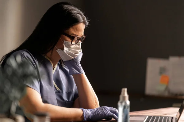 Laptop Dokter Asia Bakteri Berbahaya Topeng Pelindung Infeksi Konsep Kesehatan Stok Gambar Bebas Royalti