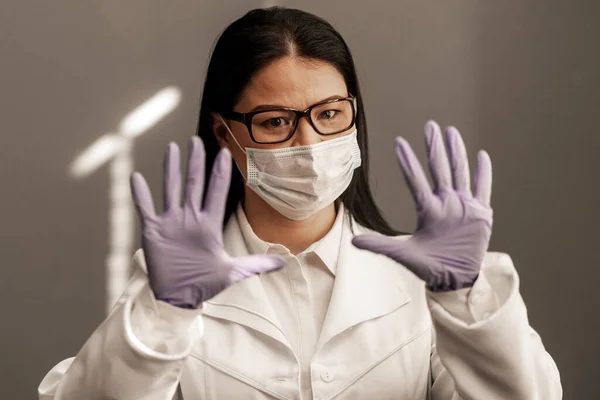 Лікар Чистить Руки Антисептиком Бактерія Небезпечна Захисна Маска Інфекція Концепція Стокова Картинка