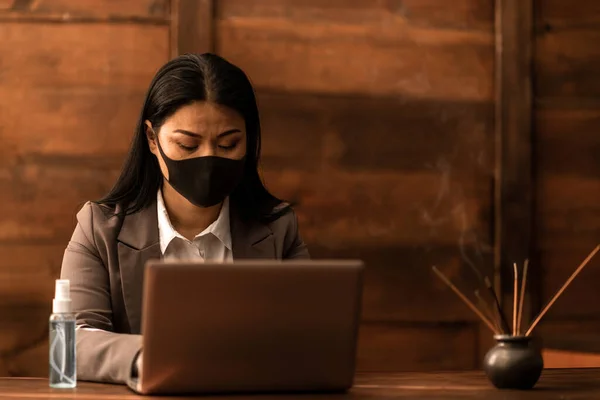 Ázsiai Diák Otthon Dolgozik Karantén Női Házimunka Laptop Maszk Védi — Stock Fotó