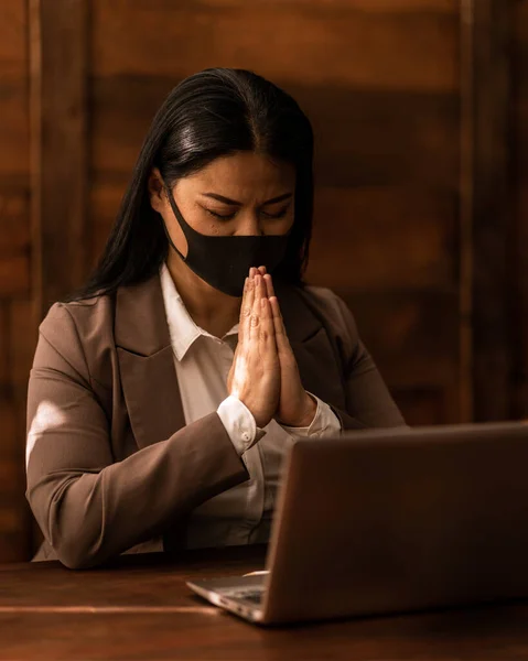 Mujer Asiática Rezando Mesa Madera Portátil Oración Línea Servicio Iglesia — Foto de Stock