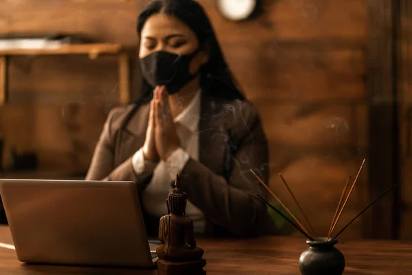 Online Ima Templomi Szolgálat Ázsiai Imádkozik Asztal Laptop Buddha Spirituális — Stock Fotó