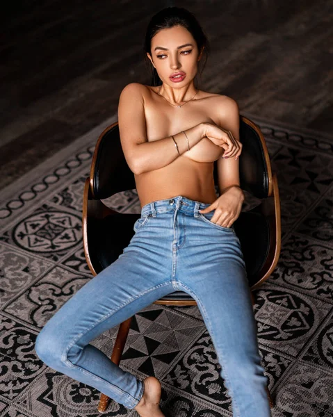 Mode Porträttmodell Blå Jeans Poserar Stol Loft Rum — Stockfoto