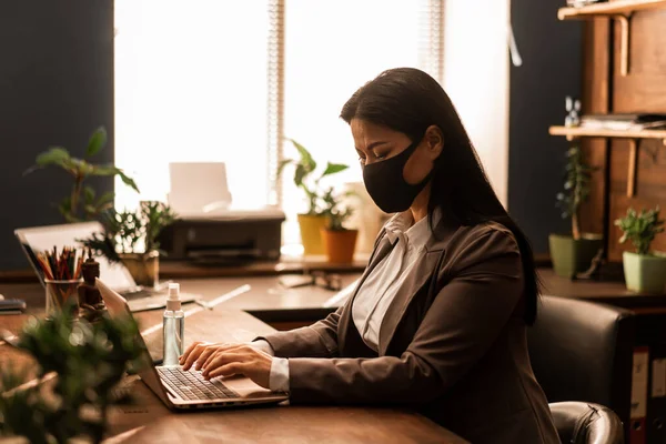 Asiatisk Studentarbeid Hjemme Karantene Laptop Til Husarbeid Maskebeskyttelse Arbeidssted Frilanser – stockfoto