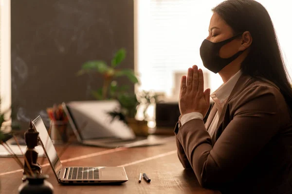 Mujer Asiática Rezando Mesa Madera Portátil Oración Línea Servicio Iglesia — Foto de Stock