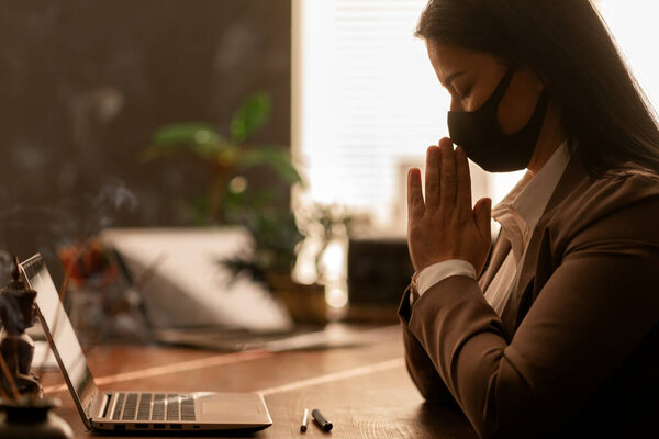 Online Prayer Church Service Asian Woman Praying Wood Table Laptop Royalty Free Stock Images
