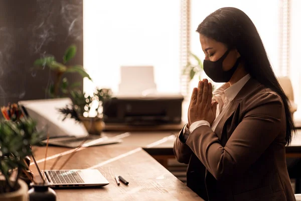 Online Gebed Kerkdienst Aziatische Vrouw Biddende Houten Tafel Laptop Boeddha Rechtenvrije Stockfoto's