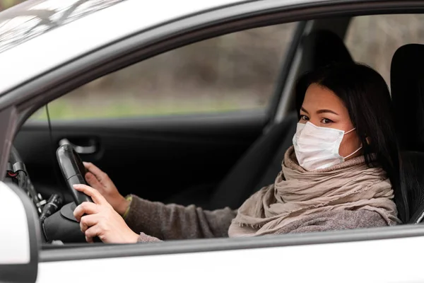 Perlindungan Dari Virus Wanita Mengendarai Mobil Dengan Masker Medis — Stok Foto