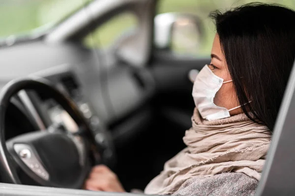 Wanita Mengendarai Mobil Dengan Topeng Medis Perlindungan Dari Virus — Stok Foto