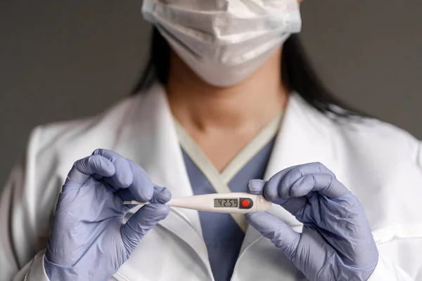 Dokter Beschermend Masker Gebruikt Thermometer Symptomen Van Het Lichaamstemperatuur Virus Stockfoto