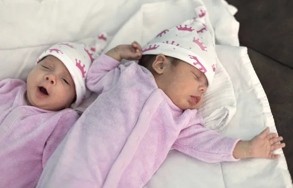Os gêmeos recém-nascidos — Fotografia de Stock
