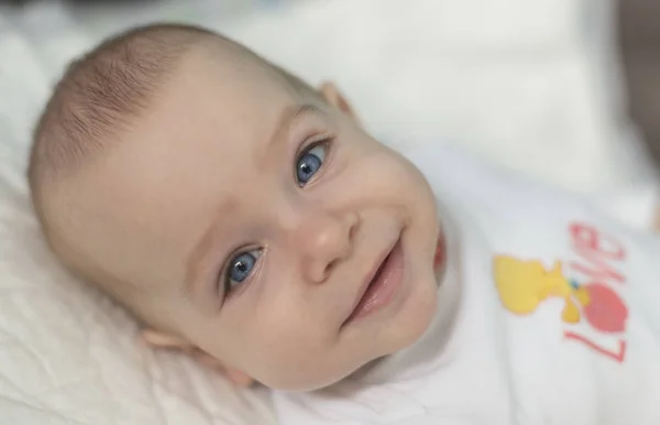 세로 웃는 아기 — 스톡 사진