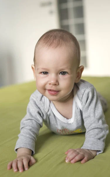 Dítě s šibalským úsměvem na tváři — Stock fotografie