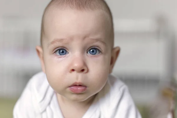 Bayi perempuan cantik dengan mata bulat. — Stok Foto