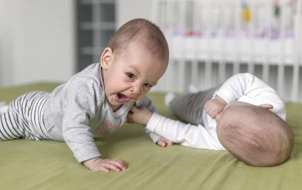 Gemelos alegres en la cama — Foto de Stock